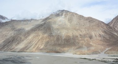 Kuzey Hindistan, Ladakh 'ın dağ manzarası. Ladakh, Jammu ve Kashmir eyaletinin çorak ama güzel bir bölgesidir..