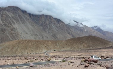 Kuzey Hindistan, Ladakh 'ın dağ manzarası. Ladakh, Jammu ve Kashmir eyaletinin çorak ama güzel bir bölgesidir..