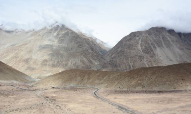 Kuzey Hindistan, Ladakh 'ın dağ manzarası. Ladakh, Jammu ve Kashmir eyaletinin çorak ama güzel bir bölgesidir..