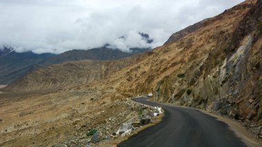 Kuzey Hindistan, Ladakh 'ın dağ manzarası. Ladakh, Jammu ve Kashmir eyaletinin çorak ama güzel bir bölgesidir..