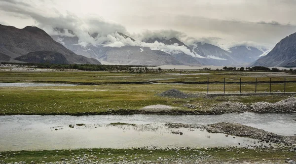 Kuzey Hindistan, Ladakh 'ın dağ manzarası. Ladakh, Jammu ve Kashmir eyaletinin çorak ama güzel bir bölgesidir..