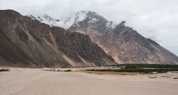 Kuzey Hindistan, Ladakh 'ın dağ manzarası. Ladakh, Jammu ve Kashmir eyaletinin çorak ama güzel bir bölgesidir..