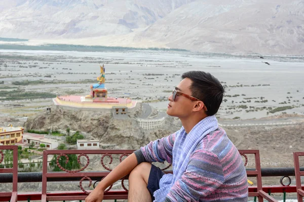 Азиатские Путешественники Сидят Отдыхают Тибетском Монастыре Ладакхе Штат Джамму Кашмир — стоковое фото