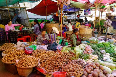 Taunggyi, Myanmar - 8 Şubat 2017. Taunggyi, Myanmar 'ın ana marketi. Taunggyi, Shan State 'in çok ırklı pazarlarıyla ünlü en büyük şehridir..