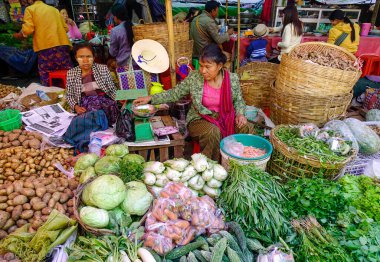Taunggyi, Myanmar - 8 Şubat 2017. Taunggyi, Myanmar 'ın ana marketi. Taunggyi, Shan State 'in çok ırklı pazarlarıyla ünlü en büyük şehridir..