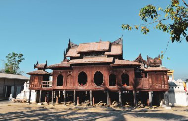 Myanmar, Nyaung Shwe kasabasındaki Antik Shwe Yan Pyay Manastırı. Manastır (19. yüzyılda inşa edilmiş) meşe ağacından yapılmış mimarisi ile ünlüdür..
