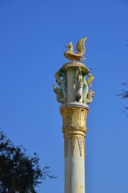 Mandalay, Myanmar 'daki antik Budist tapınağında bir kuş tanrısının heykeli..