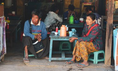 Yangon, Myanmar - 8 Şubat 2017. İnsanlar Yangon, Myanmar 'daki eski kahve dükkanında oturuyor..