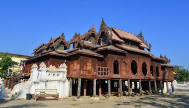 Myanmar, Nyaung Shwe kasabasındaki Antik Shwe Yan Pyay Manastırı. Manastır (19. yüzyılda inşa edilmiş) meşe ağacından yapılmış mimarisi ile ünlüdür..