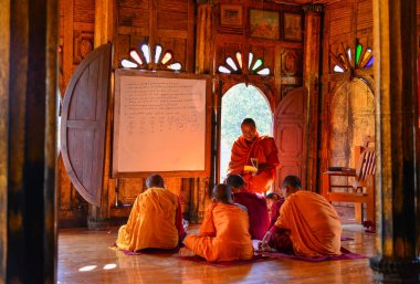 Nyaung Shwe, Myanmar - 8 Şubat 2017. Acemi keşişler antik manastırda okuyor. Burma 'da, rahibe olmak aileler için büyük bir onurdur..