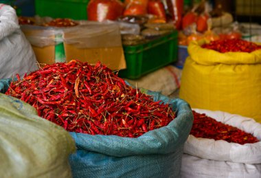 Taunggyi, Myanmar 'daki kırsal pazarda yiyecek ve baharat dükkanı. Taunggyi, Shan State 'in çok ırklı pazarlarıyla ünlü en büyük şehridir..