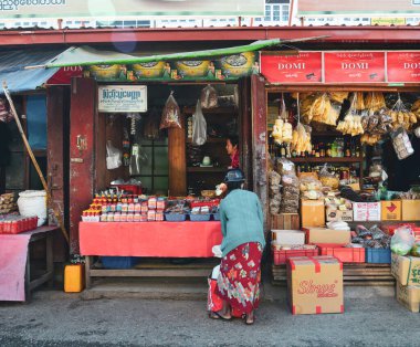 Taunggyi, Myanmar - 8 Şubat 2017. Taunggyi, Myanmar 'daki kırsal pazarda yiyecek ve baharat dükkanı. Taunggyi, Shan State 'in çok ırklı pazarlarıyla ünlü en büyük şehridir..