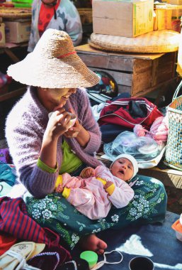 Taunggyi, Myanmar - 8 Şubat 2017. Taunggyi, Myanmar 'ın ana marketi. Taunggyi, Shan State 'in çok ırklı pazarlarıyla ünlü en büyük şehridir..