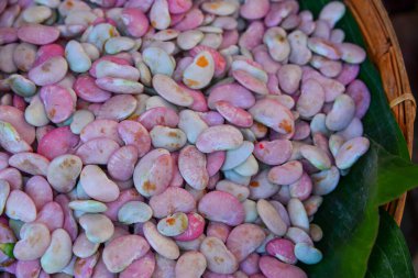 Taunggyi, Myanmar 'daki kırsal pazarda taze bezelye satıyorum..