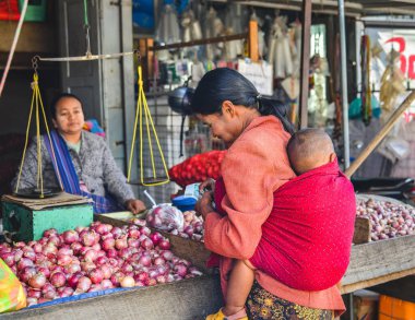 Taunggyi, Myanmar - 8 Şubat 2017. Taunggyi, Myanmar 'ın ana marketi. Taunggyi, Shan State 'in çok ırklı pazarlarıyla ünlü en büyük şehridir..