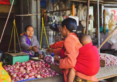 Taunggyi, Myanmar - 8 Şubat 2017. Taunggyi, Myanmar 'ın ana marketi. Taunggyi, Shan State 'in çok ırklı pazarlarıyla ünlü en büyük şehridir..