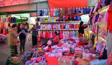 Taunggyi, Myanmar - 8 Şubat 2017. Taunggyi, Myanmar 'daki tekstil dükkanı. Taunggyi, Shan State 'in çok ırklı pazarlarıyla ünlü en büyük şehridir..