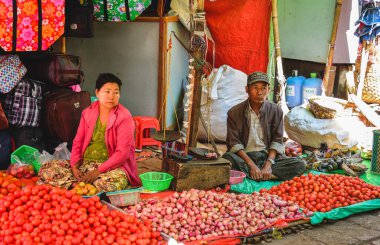 Taunggyi, Myanmar - 8 Şubat 2017. Taunggyi, Myanmar 'ın ana marketi. Taunggyi, Shan State 'in çok ırklı pazarlarıyla ünlü en büyük şehridir..