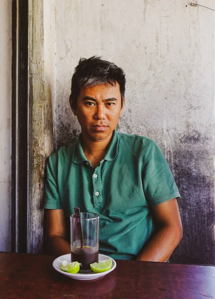 Yangon Myanmar Février 2017 Des Gens Assis Dans Vieux Café — Photo