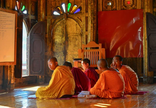 Niaung Shwe Myanmar 2017 수도원에서 공부하던 노리스 수사들 버마에서 수도승이 — 스톡 사진