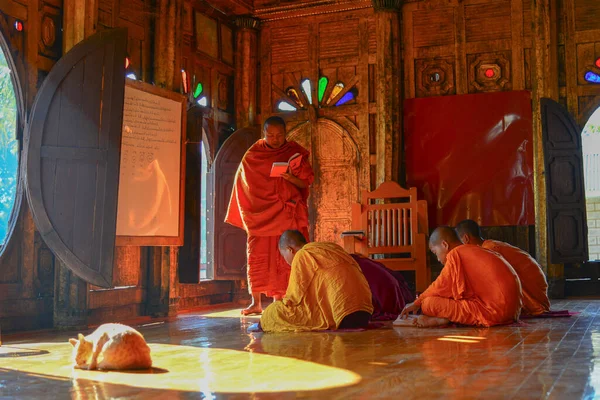Nyaung Shwe Myanmar Feb 2017 Monjes Novatos Estudiando Antiguo Monasterio — Foto de Stock