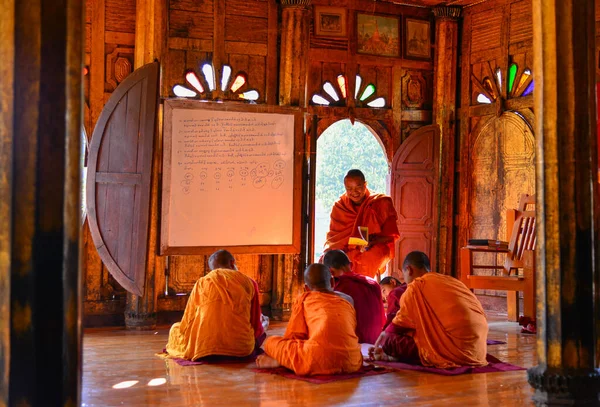 Nyaung Shwe Myanmar Februari 2017 Beginnende Monniken Studeren Het Oude — Stockfoto