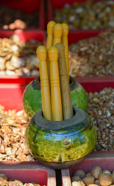 ミャンマーのタウンギーの農村市場での杵と臼の販売 — ストック写真