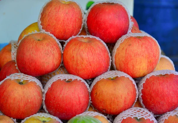 ミャンマー タウンギーの農村市場で新鮮なリンゴを販売 — ストック写真