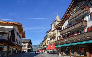 Grindelwald, İsviçre - 21 Ekim 2018. Dağlardaki güzel Grindelwald kasabası. Kasaba kışın kayak yaparak Jungfrau için popüler bir geçittir..
