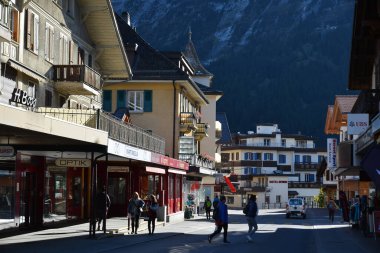 Grindelwald, İsviçre - 21 Ekim 2018. Dağlardaki güzel Grindelwald kasabası. Kasaba kışın kayak yaparak Jungfrau için popüler bir geçittir..
