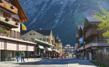 Grindelwald, İsviçre - 21 Ekim 2018. Dağlardaki güzel Grindelwald kasabası. Kasaba kışın kayak yaparak Jungfrau için popüler bir geçittir..