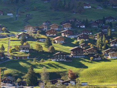 İsviçre, Interlaken 'deki dağ köyü. Huzurlu bir köy manzarası olan İsviçre 'nin macera başkenti olarak bilinir..