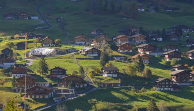 İsviçre, Interlaken 'deki dağ köyü. Huzurlu bir köy manzarası olan İsviçre 'nin macera başkenti olarak bilinir..