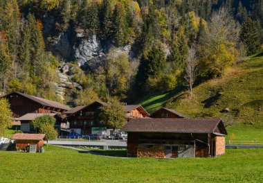 İsviçre, Interlaken 'deki dağ köyü. Huzurlu bir köy manzarası olan İsviçre 'nin macera başkenti olarak bilinir..
