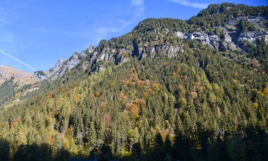 İsviçre, Brienz Town 'da sonbaharda dağ manzarası.