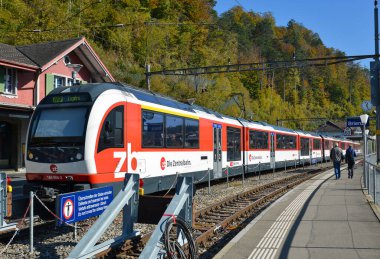 Brienz, İsviçre - 21 Ekim 2018. Brienz Town 'da İsviçre treni. İsviçre dünyanın en eski ve en kaliteli demiryolu ağına sahiptir..