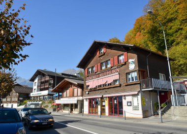 Brienz, İsviçre - 18 Ekim 2018. İsviçre, Brienz 'deki dağ köyü. Huzurlu bir köy manzarası olan İsviçre 'nin macera başkenti olarak bilinir..