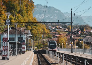 Brienz, İsviçre - 21 Ekim 2018. Brienz Town 'da İsviçre treni. İsviçre dünyanın en eski ve en kaliteli demiryolu ağına sahiptir..