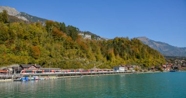 Brienz, İsviçre - 18 Ekim 2018. Brienz Gölü, İsviçre 'de güzel bir köy. Göl eşsiz bir dağ manzarası ve köpüklü şelalelerle çevrilidir..