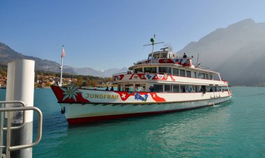Brienz, İsviçre - 18 Ekim 2018. Brienz Gölü, İsviçre 'de tekne gezisi. Brienz Gölü, Bernese Oberland 'ın muhteşem dağ manzarasının ortasına kurulmuştur..