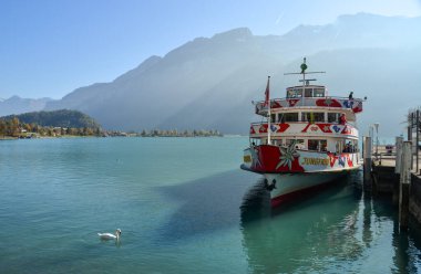 Brienz, İsviçre - 18 Ekim 2018. Brienz Gölü, İsviçre 'de tekne gezisi. Brienz Gölü, Bernese Oberland 'ın muhteşem dağ manzarasının ortasına kurulmuştur..