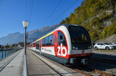 Brienz, İsviçre - 21 Ekim 2018. Brienz Town 'da İsviçre treni. İsviçre dünyanın en eski ve en kaliteli demiryolu ağına sahiptir..