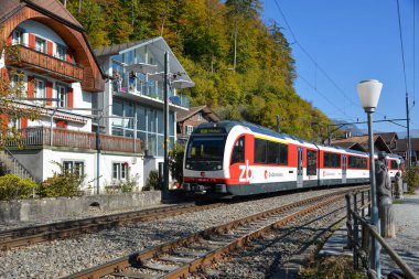 Brienz, İsviçre - 21 Ekim 2018. Brienz Town 'da İsviçre treni. İsviçre dünyanın en eski ve en kaliteli demiryolu ağına sahiptir..