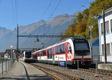 Brienz, İsviçre - 21 Ekim 2018. Brienz Town 'da İsviçre treni. İsviçre dünyanın en eski ve en kaliteli demiryolu ağına sahiptir..