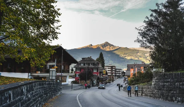 スイスのグリンデルヴァルト 2018年10月21日 山の中の美しいグリンデルヴァルトの町 町はユングフラウの人気のゲートウェイであり 冬のスキーで — ストック写真