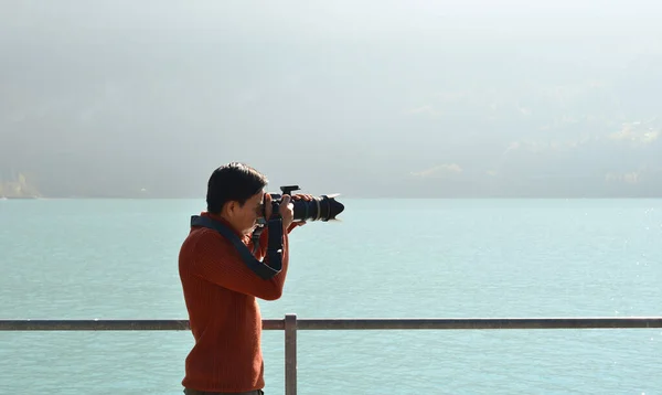 Ung Asiatisk Man Tar Bilder Vid Sjön Brienz Schweiz — Stockfoto