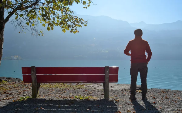 Yalnız bir adam güzel ve huzurlu bir göle bakıyor..