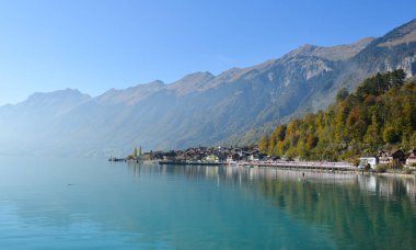 Brienz Gölü, İsviçre çevresindeki manzara çok güzel. Göl eşsiz bir dağ manzarası ve köpüklü şelalelerle çevrilidir..