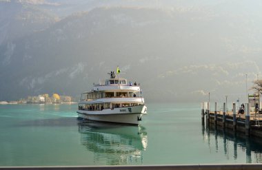Brienz, İsviçre - 18 Ekim 2018. Brienz Gölü, İsviçre 'de tekne gezisi. Brienz Gölü, Bernese Oberland 'ın muhteşem dağ manzarasının ortasına kurulmuştur..
