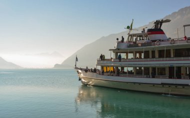 Brienz, İsviçre - 18 Ekim 2018. Brienz Gölü, İsviçre 'de tekne gezisi. Brienz Gölü, Bernese Oberland 'ın muhteşem dağ manzarasının ortasına kurulmuştur..